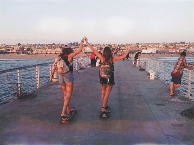  Marquezine anda de skate com a amiga Stéphannie