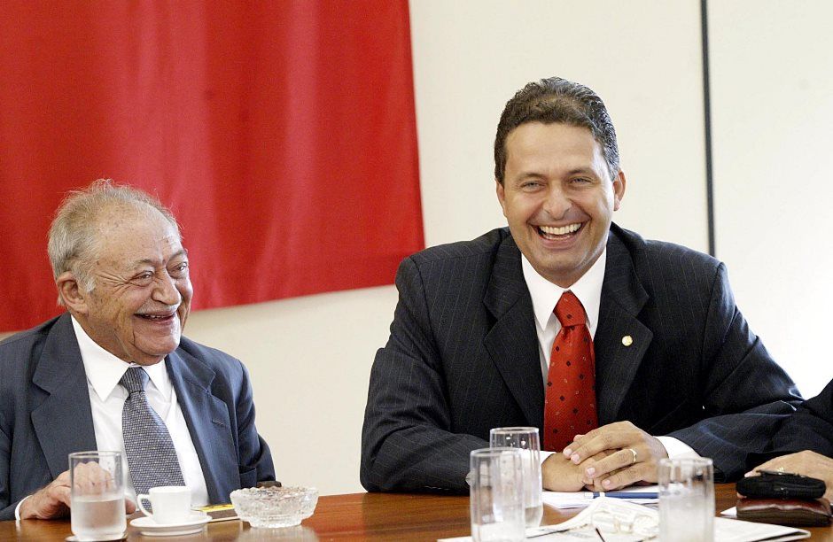 Campos ao lado do avô, Miguel Arraes, em 2004 / Lula Marques/Folhapress