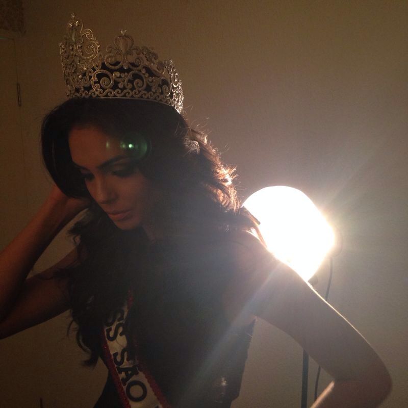 Miss São Paulo tirou fotos com a coroa e com a faixa