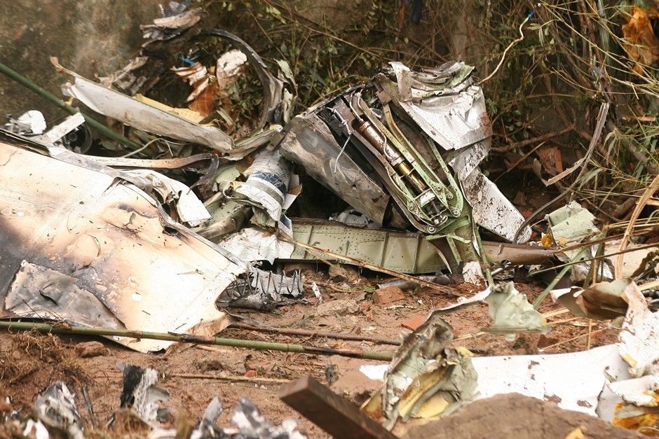 Destroços do acidente aéreo com jato de Campos / Guilherme Dionizio/Folhapress