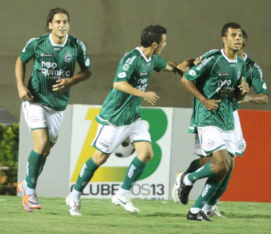 Rafael Moura (E) comemora gol com companheiros do Goiás
