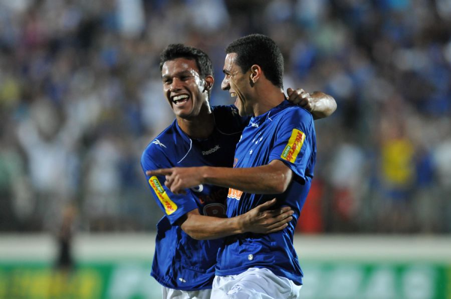 Rômulo (à dir.) comemora gol com Henrique