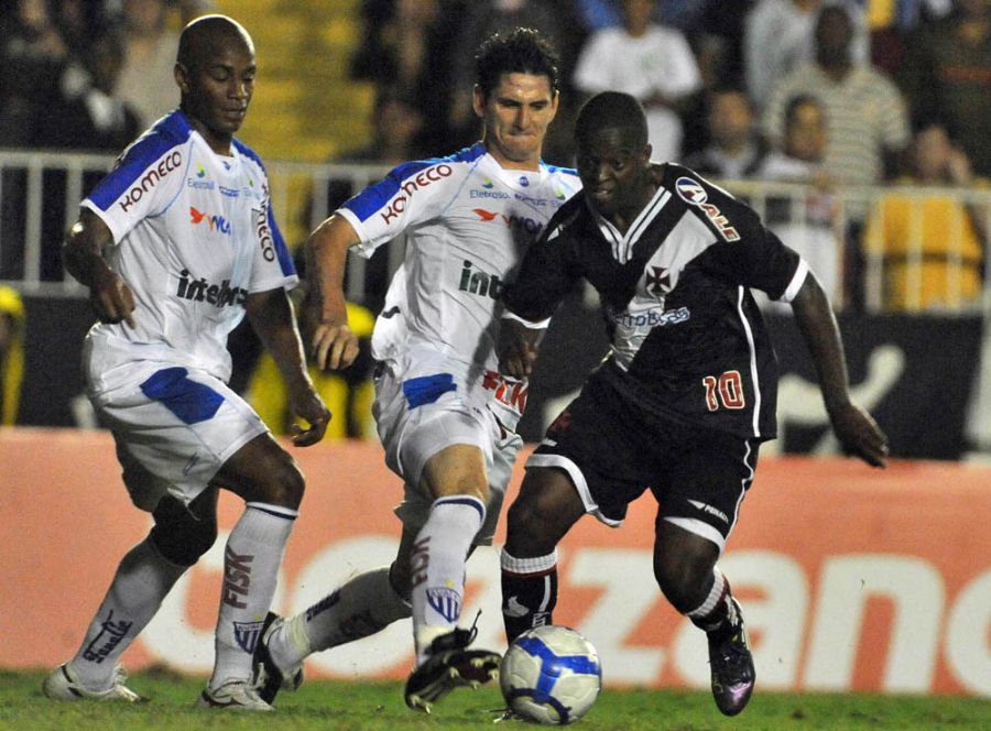 Zé Roberto, do Vasco, recebe marcação de Sávio, do avaiano Marcinho Guerreiro