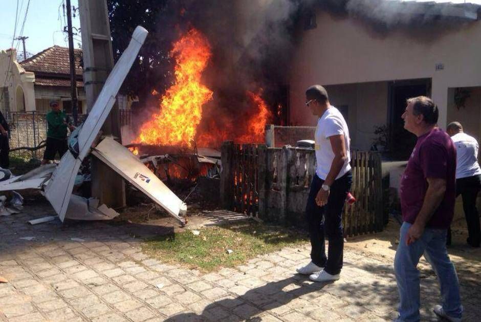 Avião caiu na frente de uma casa e pegou fogo / BandNews Curitiba