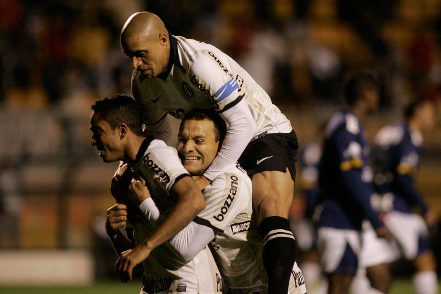 Corintianos comemoram gol de Jorge Henrique (E): festa pela liderança