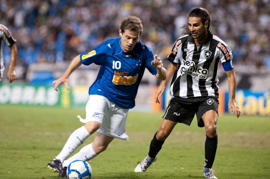Montillo tenta passar por Leandro Guerreiro: argentino marcou duas vezes