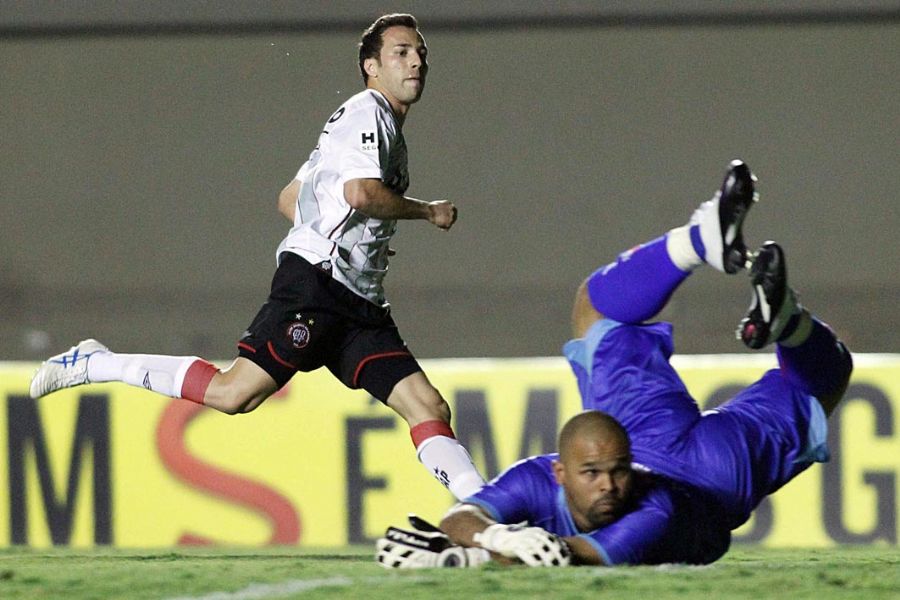 Branquinho corre logo após vencer o goleiro Márcio