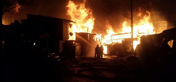 Bombeiros tentam apagar as chamas na zona sul / Reprodução/Twitter/BandNews FM