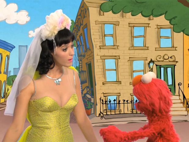 No vídeo, a cantora persegue o personagem Elmo