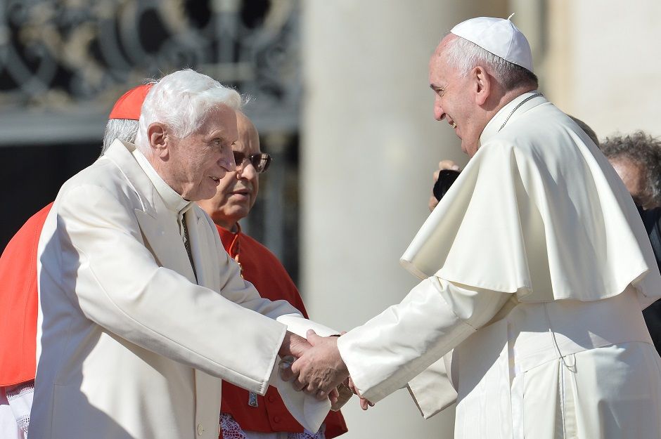 Antigo e atual papa se cumprimentam no Vaticano / Tiziana Fabi/AFP