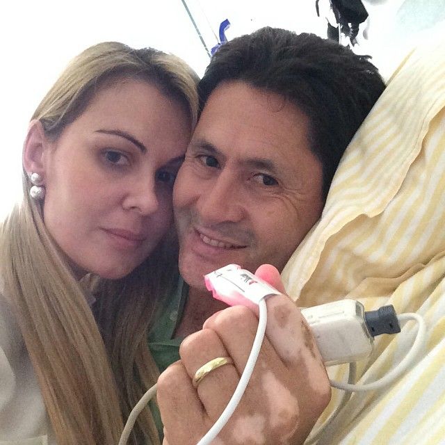 Gian posa ao lado da mulher no hospital / Divulgação/Instagram