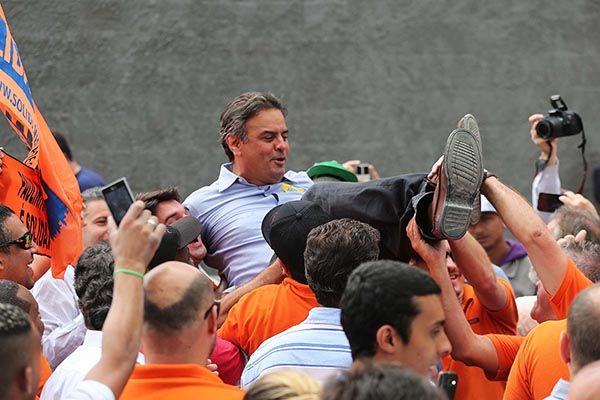 Aécio Neves é carregado em campanha em SP / Renato S. Cerqueira/Futura Press/Folhapress