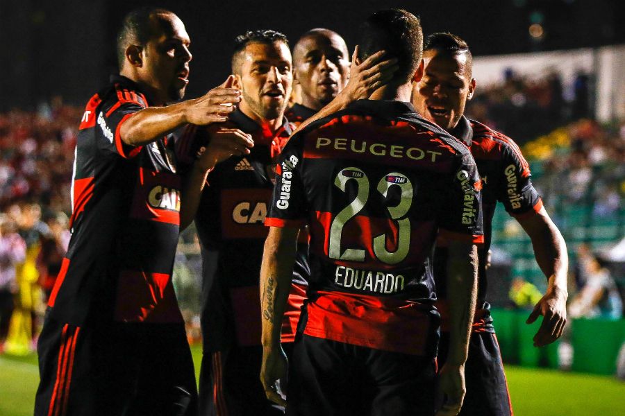 Jogadores comemoram o gol de Eduardo da Silva, o primeiro do Flamengo no jogo / Thiago Pedro/Futura Press/Folhapress