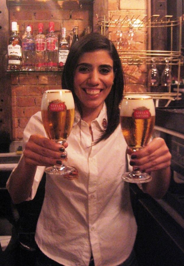 Mariana ensina todos os passos para não errar na hora de servir um chopp