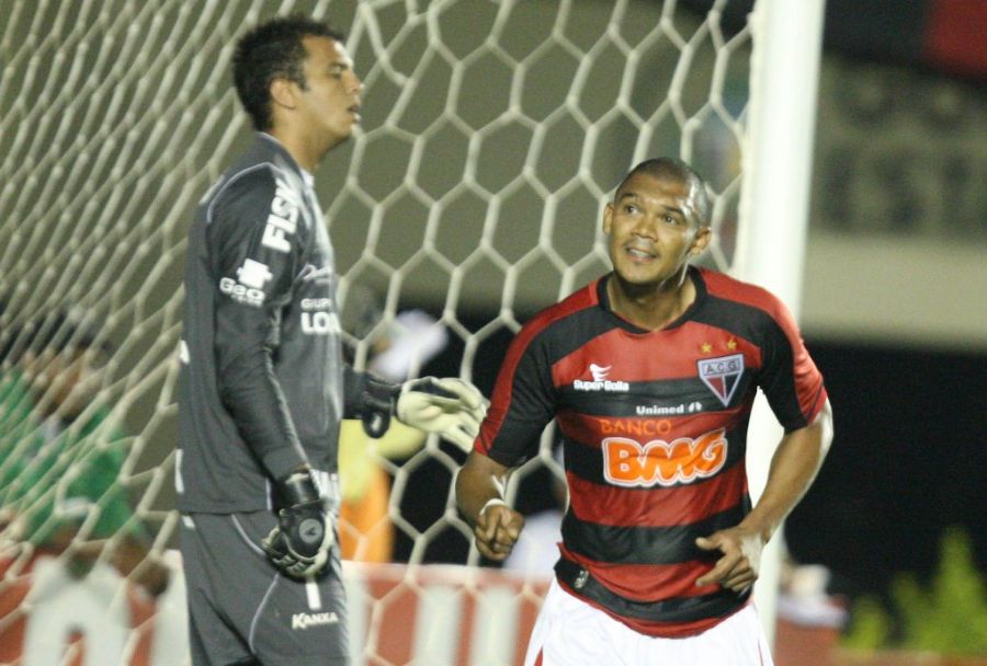 Agenor comemora após abrir o placar com gol de barriga