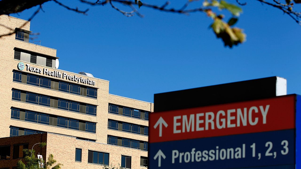 O trabalhador apresentou quadro de febre na terça-feira e foi isolado de maneira imediata no hospital / Mike Stone/Getty Images NA/AFP