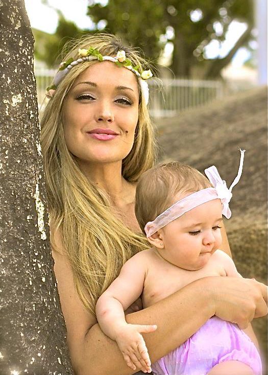 Claudia Bossle posa com a filha de oito meses / Divulgação/Facebook