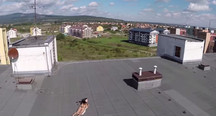 Mulher tomando sol é flagrada por drone / Reprodução YouTube