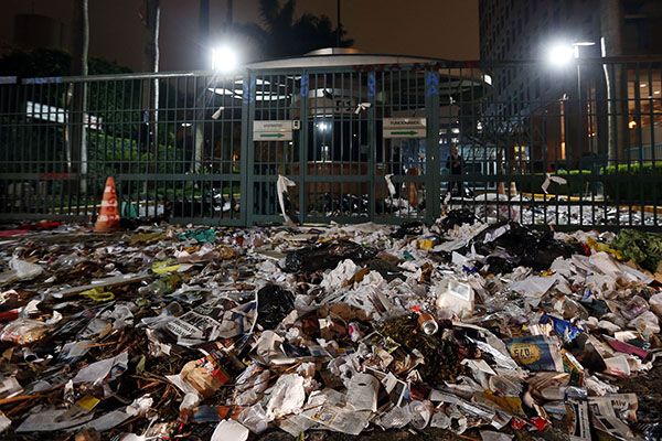 Lixo jogado no portão de entrada da Editora Abril / Ernesto Rodrigues/Folhapress
