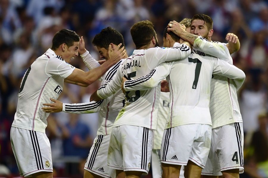 Real Madrid chegou aos 21 pontos e colou no rival, que segue com 22 / Javier Soriano/AFP