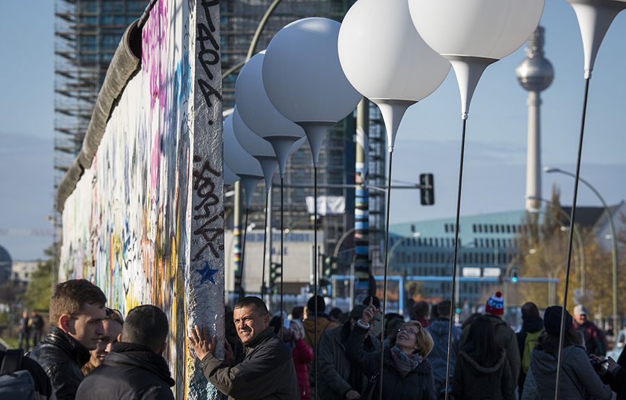 Balhões luminosos desenham, ao longo de 15 quilômetros, o traçado do muro / AFP PHOTO / ODD ANDERSEN