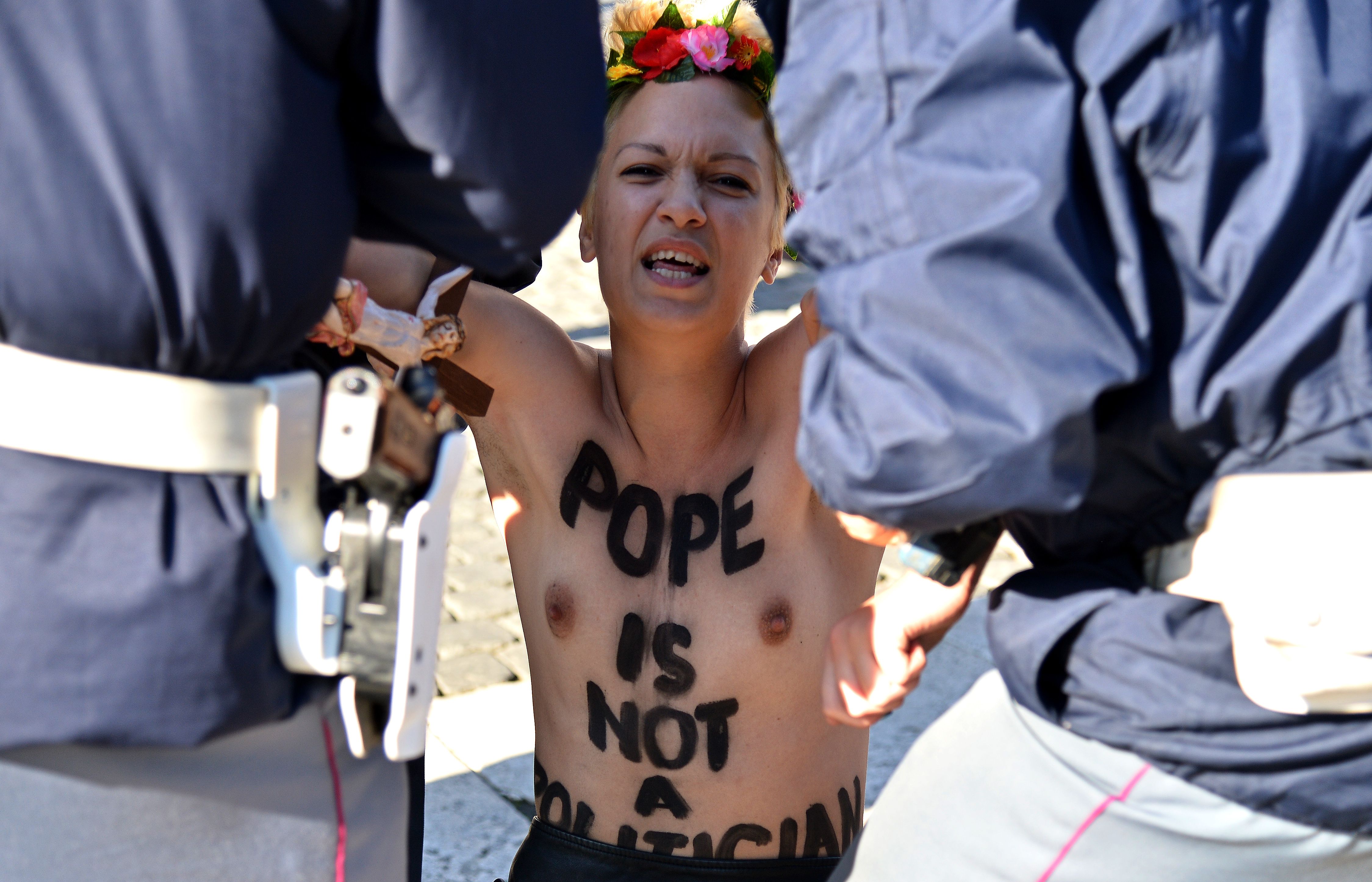 Ativistas do Femen são presas por topless no Vaticano
