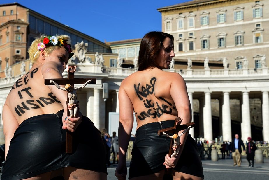 Ativistas do Femen são presas por topless no Vaticano