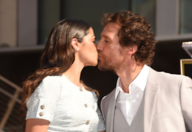 Matthew McConaughey recebe o carinho da mulher, a brasileira Camila Alves