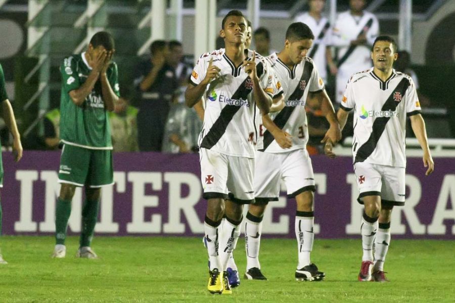 Max comemora gol anotado na vitória do Vasco por 3 a 2 sobre o Goiás