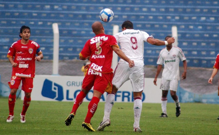 Washington (D), do Flu, disputa bola com Anderson durante a partida