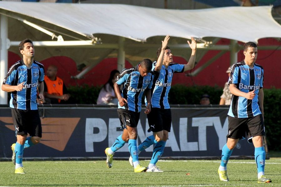 Jogadores do Grêmio comemoram gol que rendeu a quarta vitória seguida da equipe fora de casa