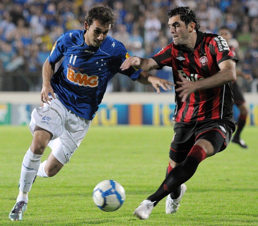 Thiago Ribeiro, do Cruzeiro, disputa bola com Rhodolfo