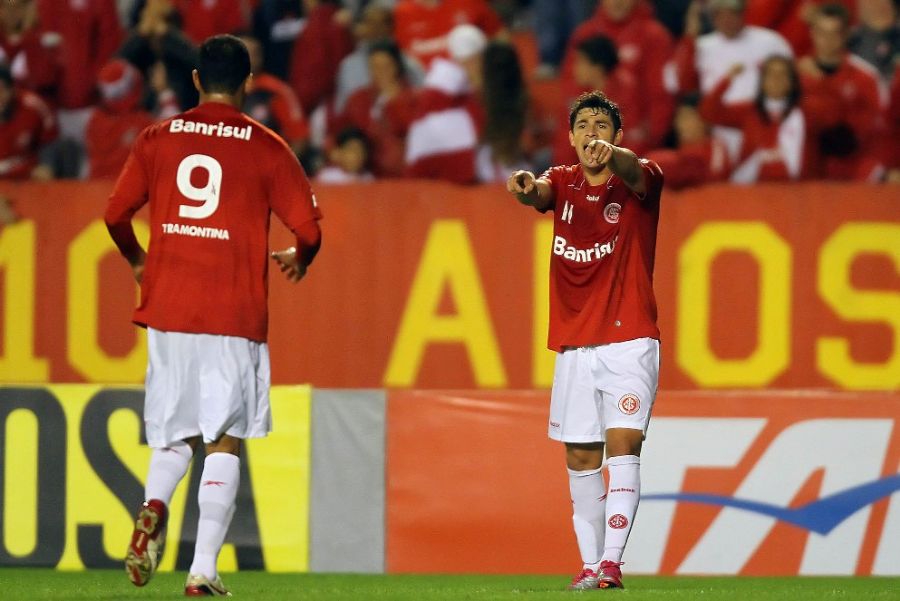 Giuliano (D) comemora com Alecsandro gol que sacramentou a vitória colorada no Beira-Rio