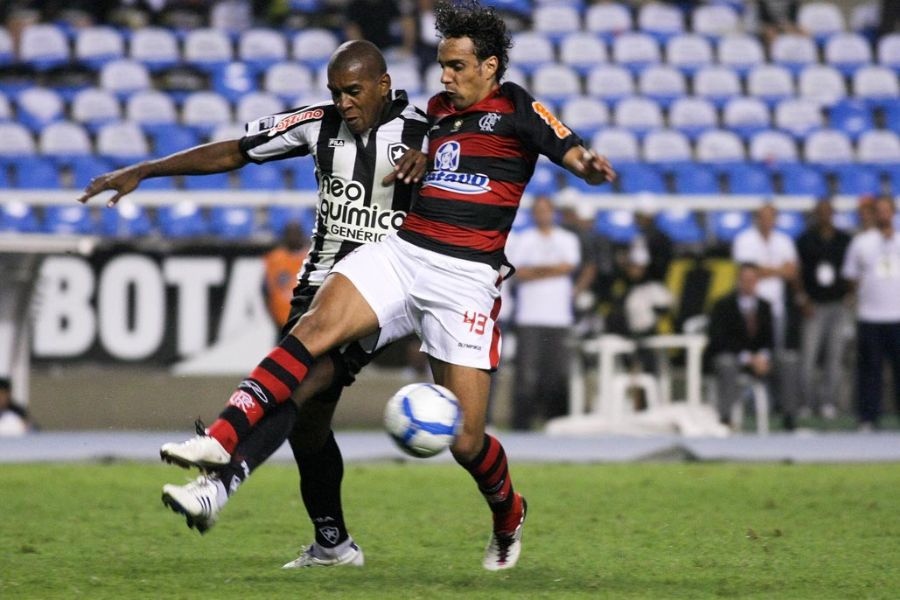 Márcio Rozário, do Botafogo, tenta roubar a bola de Diogo