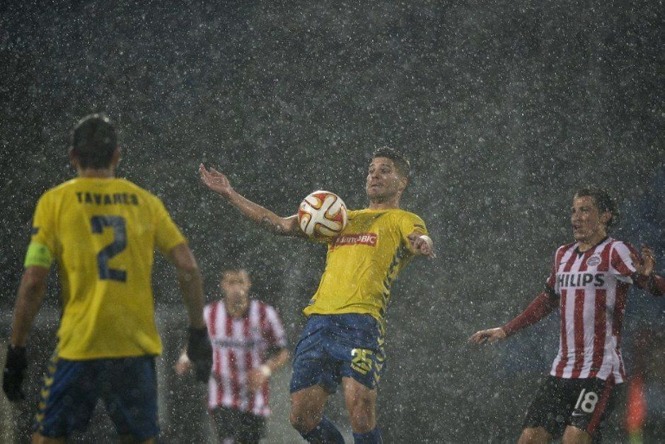 Forte chuva suspendeu a partida entre Estoril e PSV, em Portugal