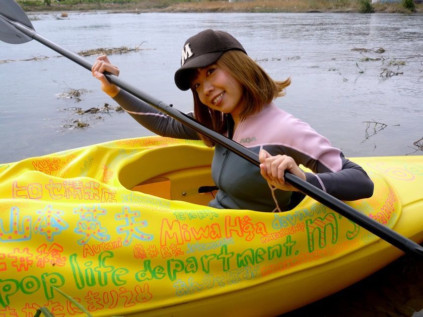Artista constrói canoa com o formato de sua própria vagina / Rodude Nashiko and Marie Akatani/AFP