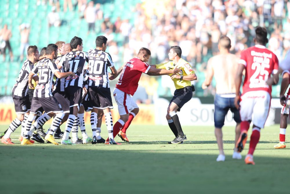 Rafael Moura, do Internacional, protegeu o árbitro da ira dos atletas do Figueirense / Charles Guerra/Ag. RBS/Folhapress