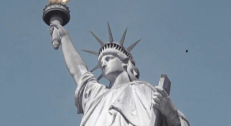 Objeto voador não identificado aparece sobre a Estátua da Liberdade / Reprodução/YouTube
