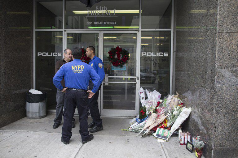 Flores depositadas na porta da delegacia onde os policiais trabalhavam Michael Graae  / Michael Graae/Getty Images/AFP