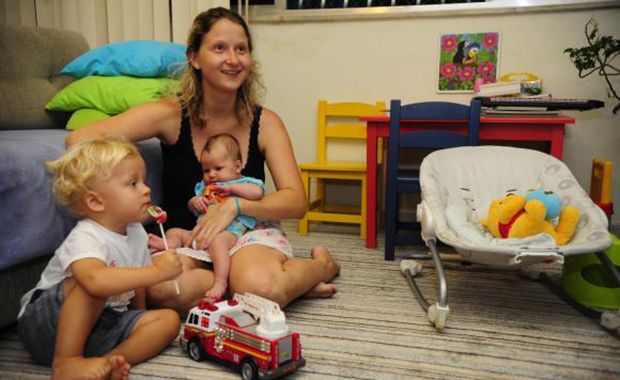 Eva Holzova com os filhos Antonio, de 2 anos, e Stella, de 5 meses, que nasceu de parto normal