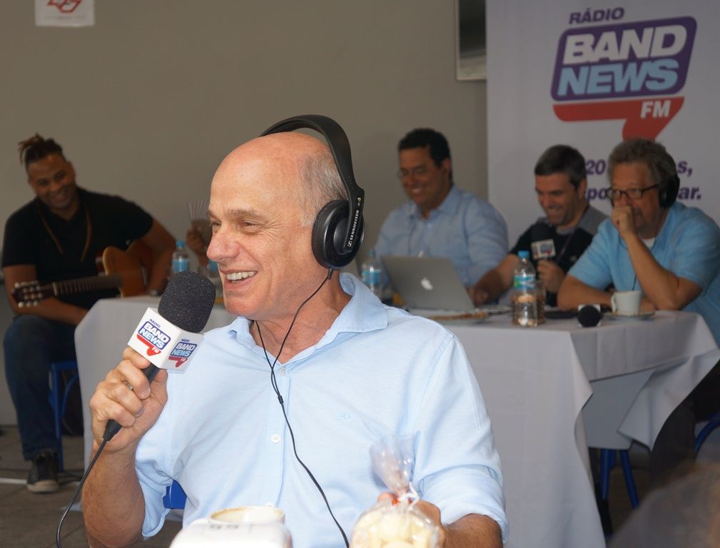 Ricardo Boechat conversa com ouvintes na padaria Dona Deôla