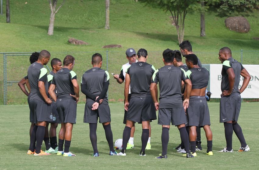 Marquinhos Santos orienta o time titular do Coritiba