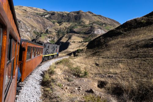 O trem Crucero sobe 41 km na montanha Nariz del Diablo