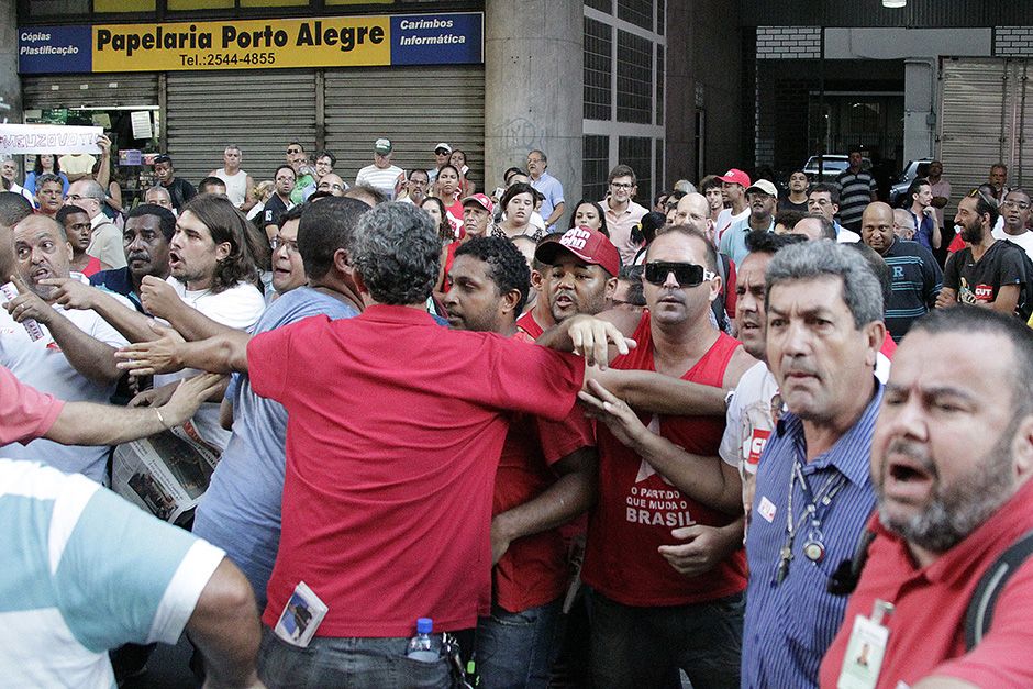 Confusão em ato para apoiar a Petrobrás / Paulo Campos/Folhapress