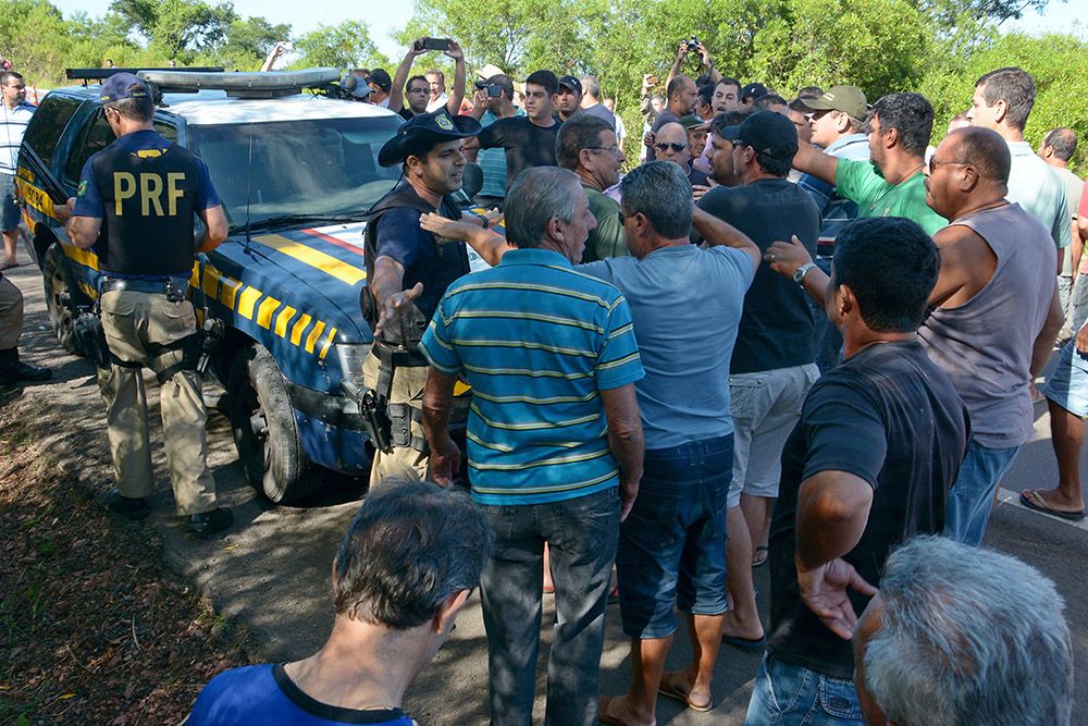 Polícia Rodoviária Federal conversa com caminhoneiros após atropelamento / Gabriel Haesbaert/Folhapress