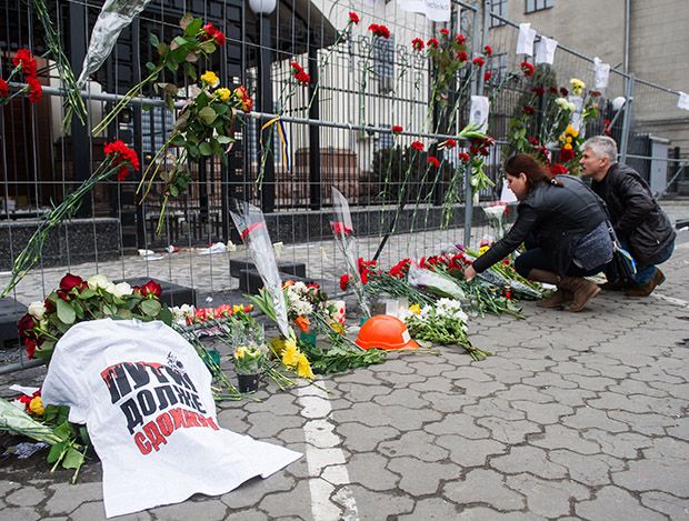Simpatizantes do político colocaram flores no lugar onde ele foi morto