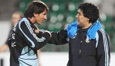 Messi conversa com Maradona na época em que El Pibe era técnico da seleção