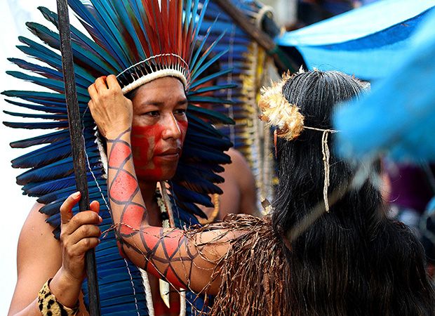 Casal de índios protesta em Manaus