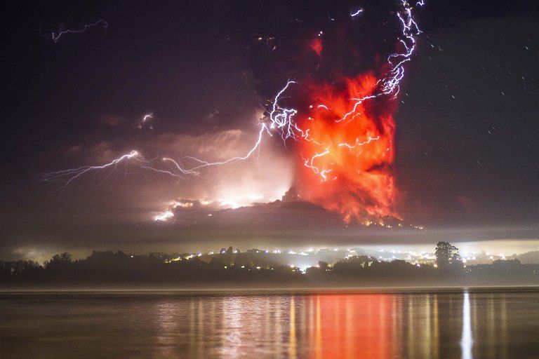 Imagem de erupção dovulção, que estava inativo havia meio século / David Cortes/AFP