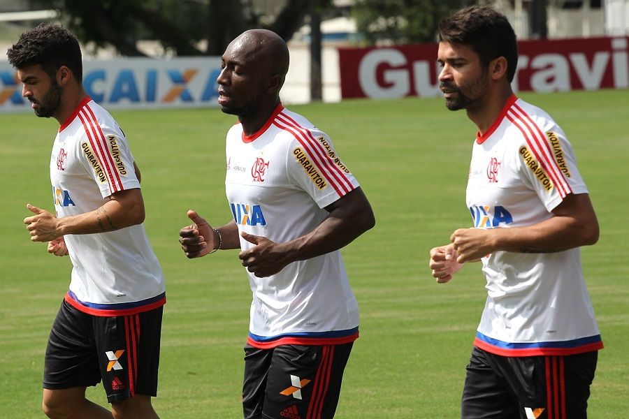 Pela primeira vez, Armero (c) treinou com o restante do time - Divulgação/Flamengo